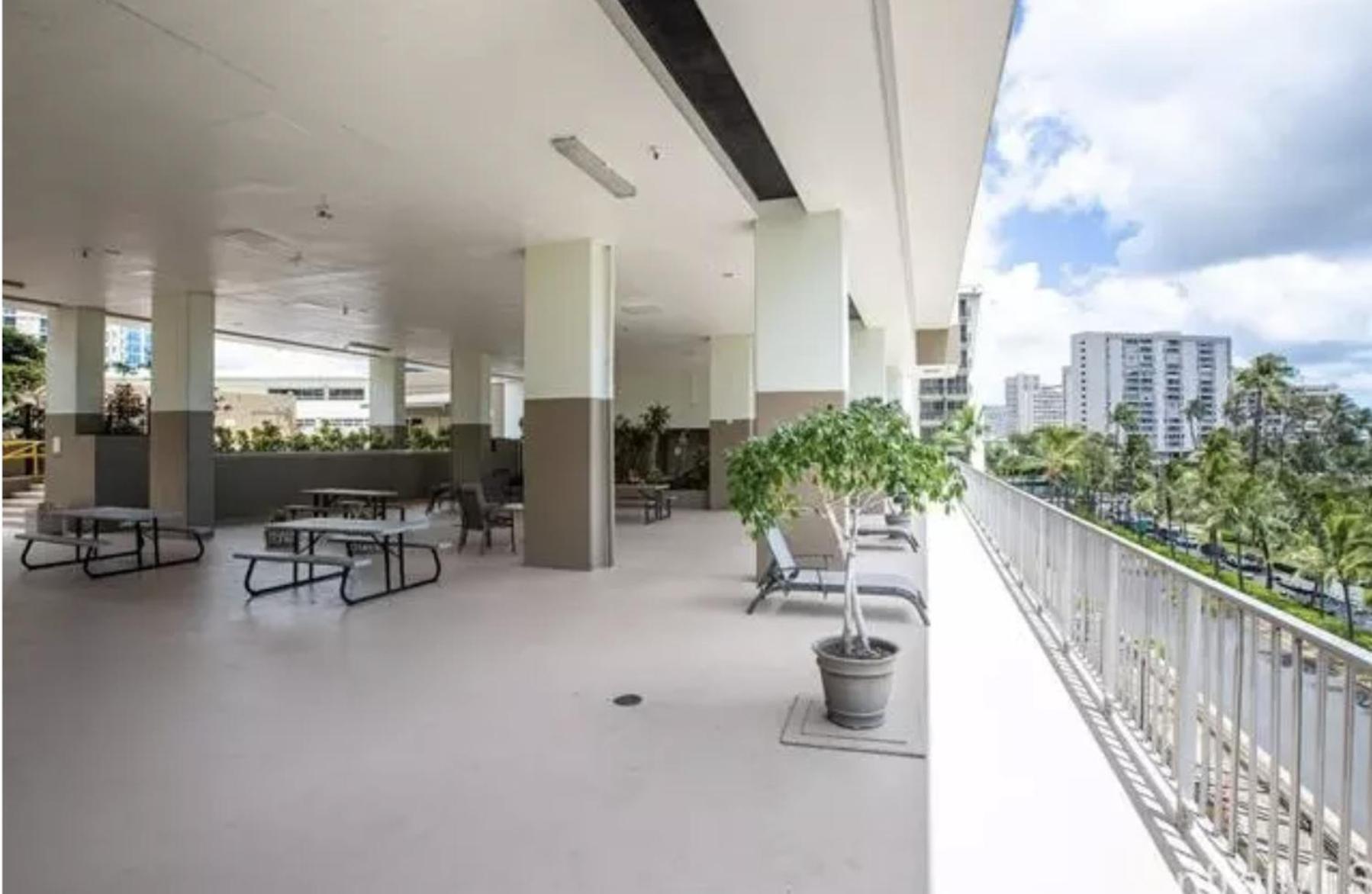 Gem Of Waikiki At Inn On The Park Гонолулу Екстер'єр фото